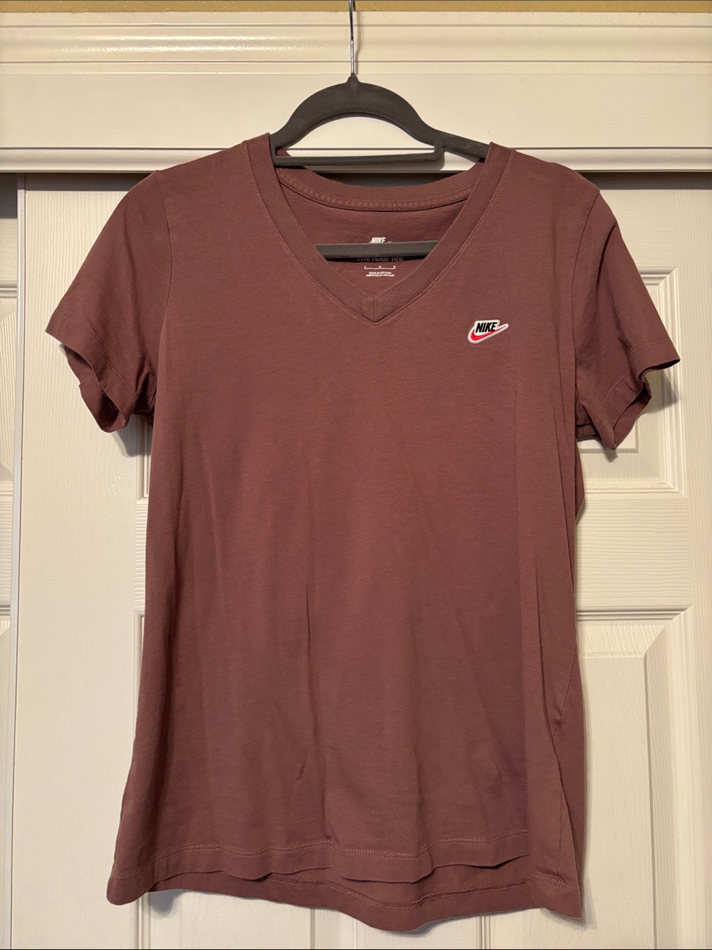 Nike Women's V-Neck Tee in Dusty Mauve